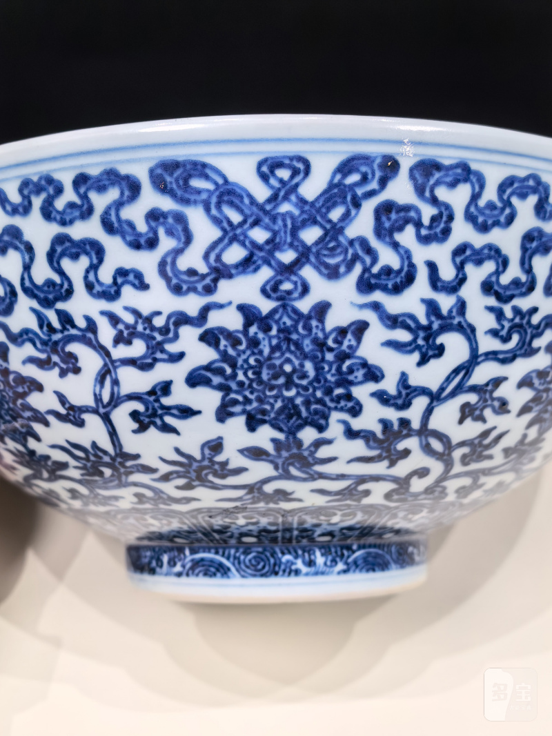 清乾隆 青花莲托八宝纹大碗 - 图10